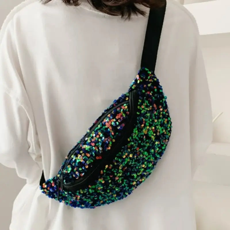 Femme de dos qui porte en bandoulière un sac banane à paillettes avec des sequins multicolores