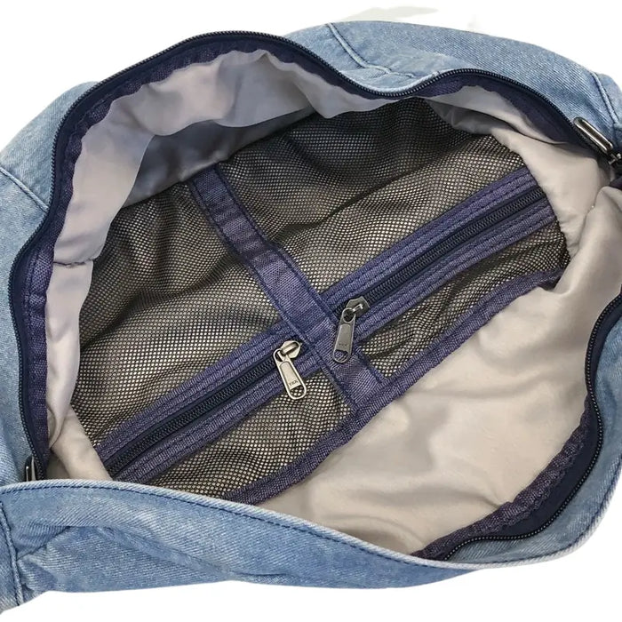 Grand sac banane en jean bleu clair sur un fond blanc __switch:Bleu