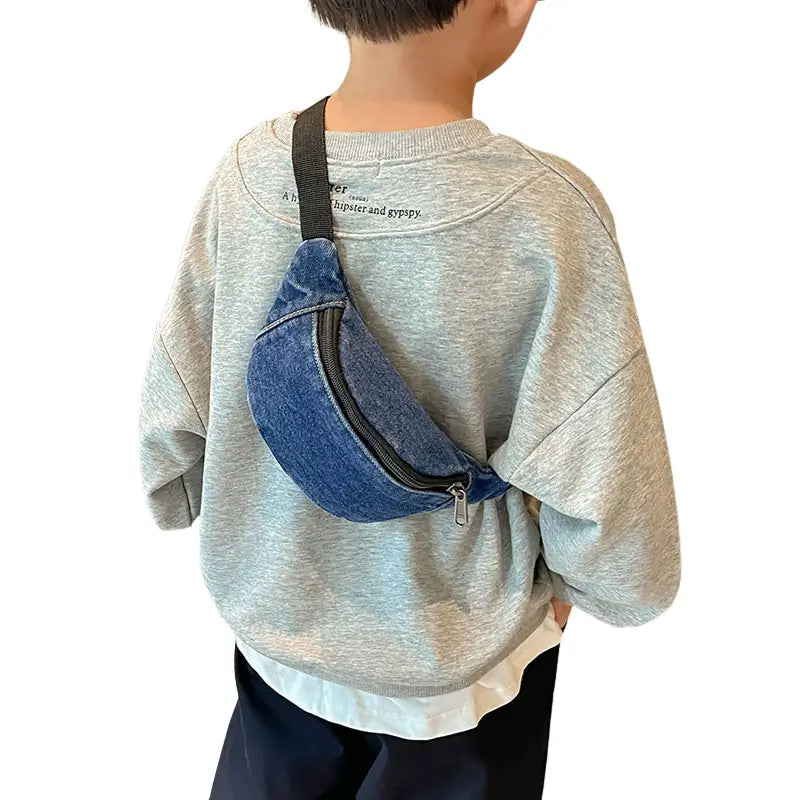 Garçon qui porte en bandoulière un sac banane en jean de couleur bleu foncé __switch:Marine