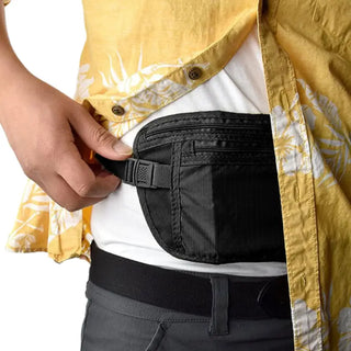 Homme avec un sac banane anti pickpocket de couleur noir