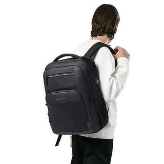 Sac à dos noir et waterproof pour homme pour le voyage et ordinateur