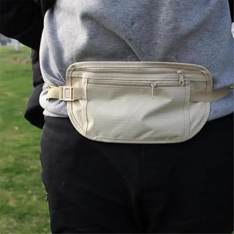 Homme avec un sac banane anti pickpocket de couleur beige